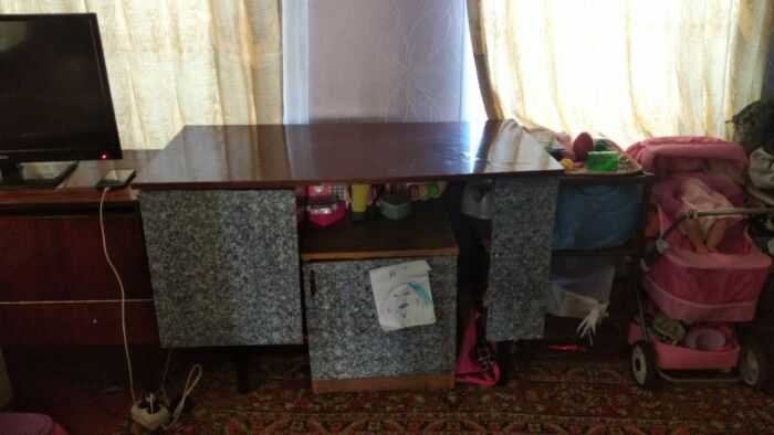 Письменный стол старенький
