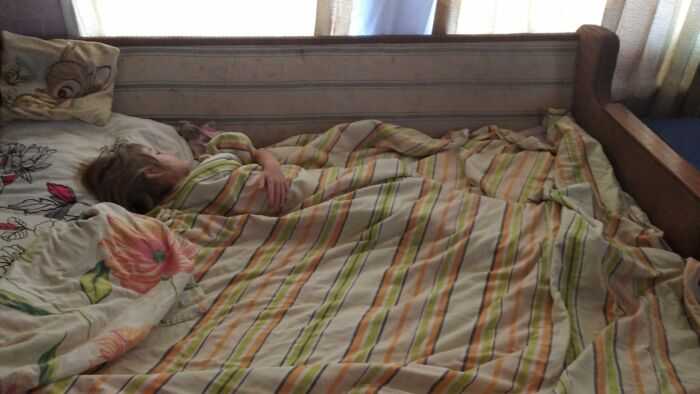 Старенькая софа на которой спит ребенок